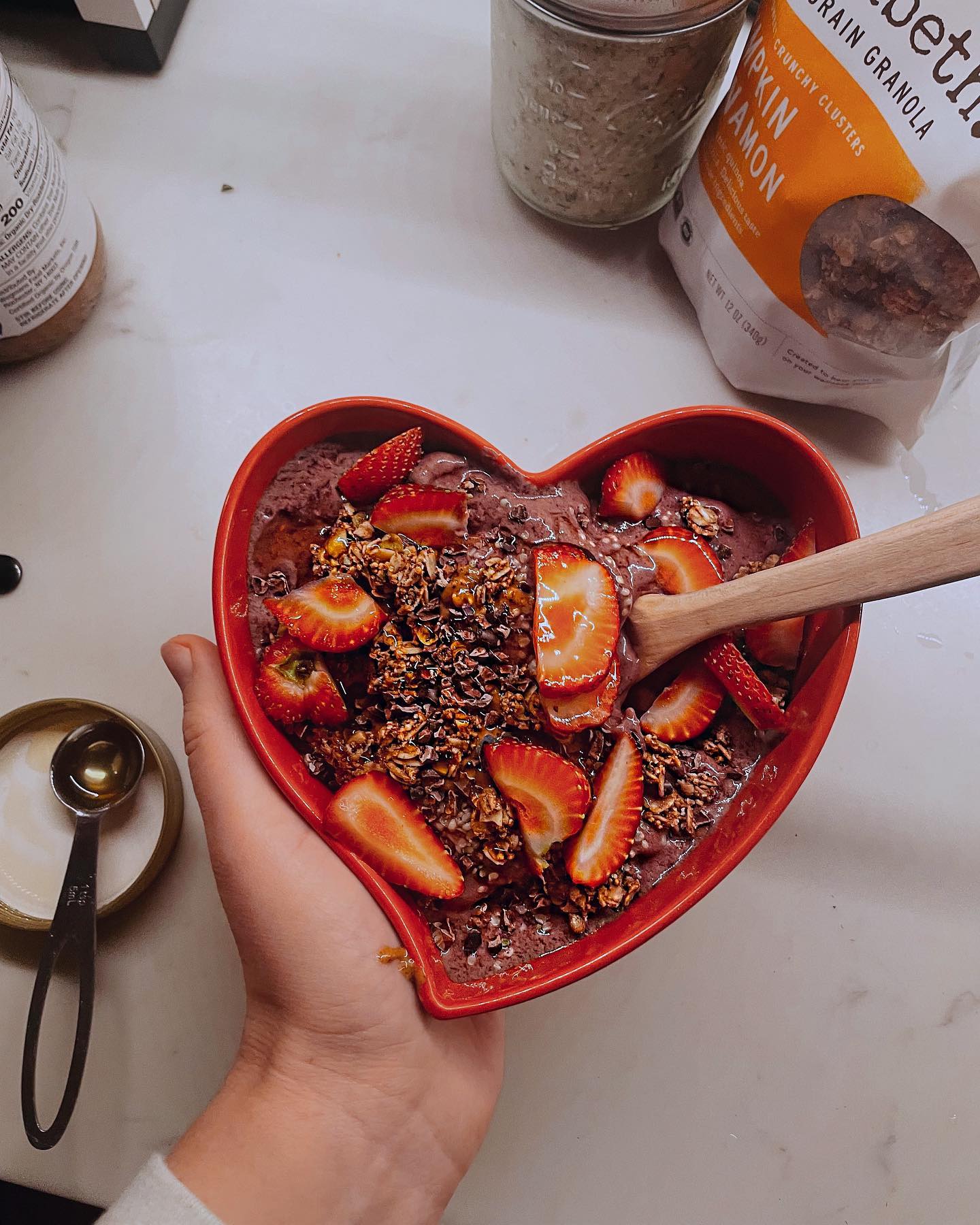 Açaì bowl served with love ❤️

Base: acai, banana, raspberries, oat milk.
Toppings: @purely_elizabeth pumpkin spice granola, cacao nibs, crunchy almond butter, honey drizzle.

📷 @ksenia.brief 

#eatwithlove
#heartbowl
#eatpurely