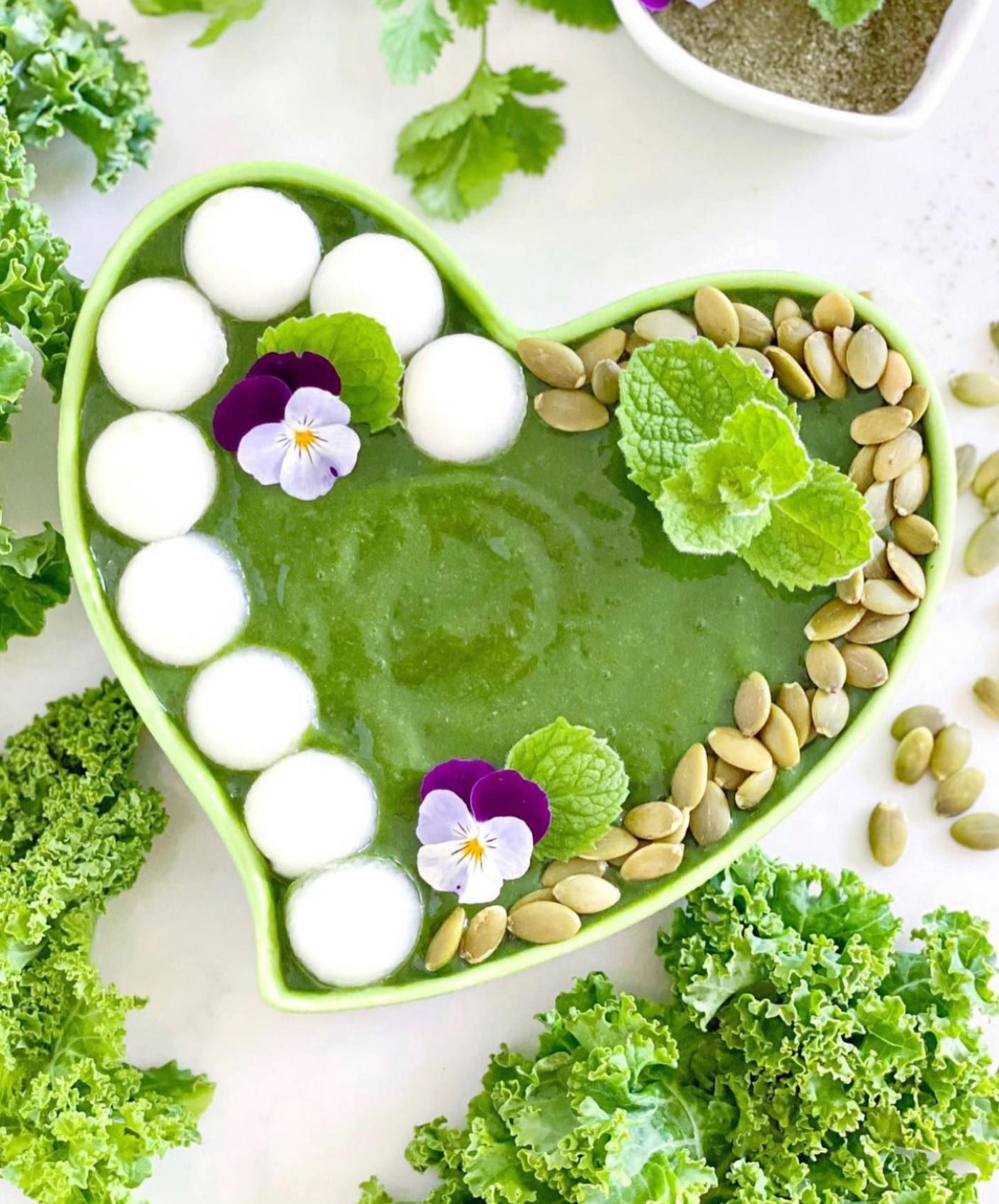 Edible art in a #heartbowl 🧑‍🎨 by @pureveganfood 🤍 

order now to get your heart bowls before the holiday shopping frenzy 👉🏼 http://myheartbowl.com