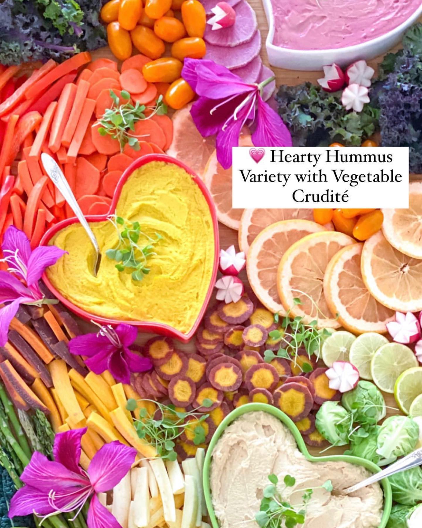 Next level catering setup by the next level food artist @pureveganfood featuring white, red and green heart bowls ❤️

www.myheartbowl.com
💟